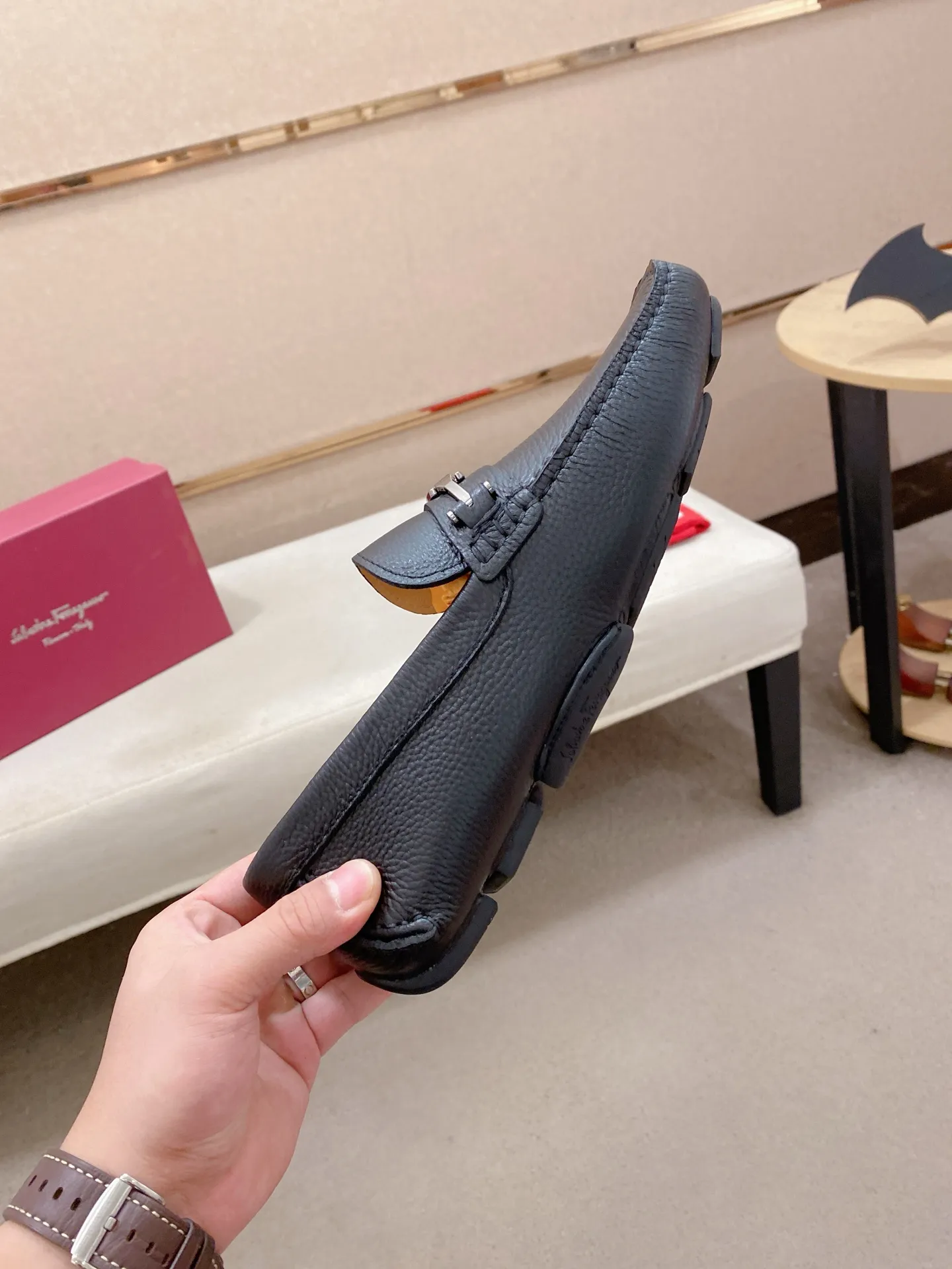 Factory price: 540💰High-end quality! Ferragamo🆕🆕Exclusive hot-selling products in stock🔥🔥New products on the shelves, high-quality Ferragamo men's pea shoes, high-end casual driving shoes, with complete packaging! 💪 💪 Material: imported first-layer cowhide 🐂 + imported high-quality water-dyed cowhide lining + wear-resistant outsole 👍🏻👍🏻 Features: high-end and comfortable, purely handmade 🚀 🚀 Create the perfect shoe that suits you best 🔥 🔥 Size: (38-44) 45 standard size can be customized!